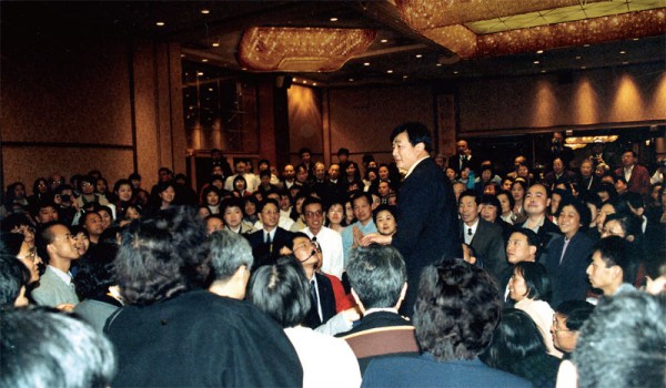 1999年3月23日，美国纽约喜来登饭店帝国厅，纽约法会后，李洪志师父为部分法轮功学员讲法。（明慧网）