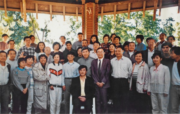 1996年10月5日，旧金山湾区法轮功学员和李洪志师父在奥德佳公园合影留念。（明慧网）