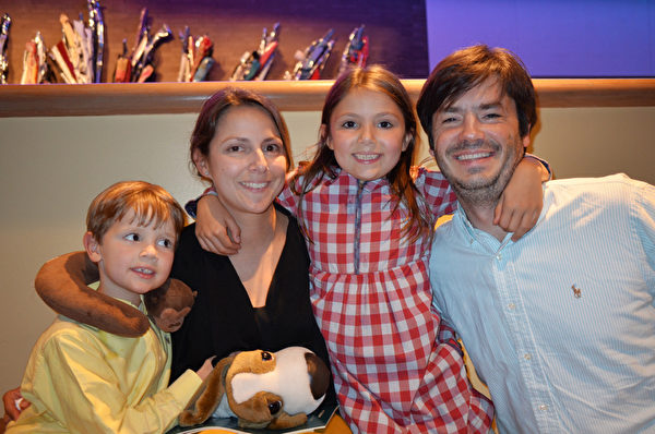 2015年4月29日，Michelle Bodner女士帶著兩個可愛的孩子和丈夫一起來到路易斯維爾市的肯塔基表演藝朮中心觀賞神韻。（海倫/大紀元）