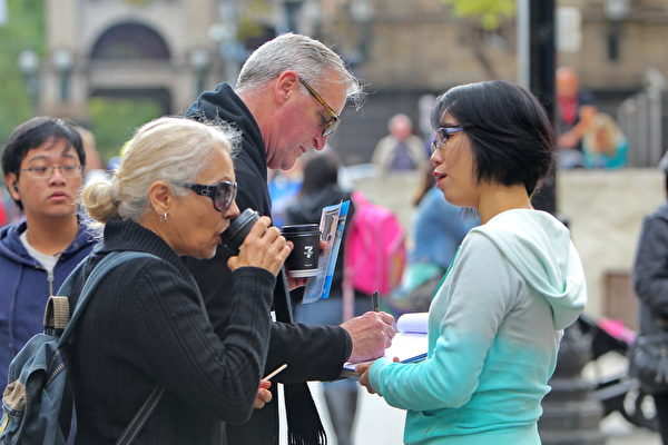 2015年5月3日，墨爾本大法弟子於市中心舉行集會慶祝法輪大法日,慶賀法輪大法洪傳23週年暨恭賀法輪大法創始人華誕。（陳明/大紀元）