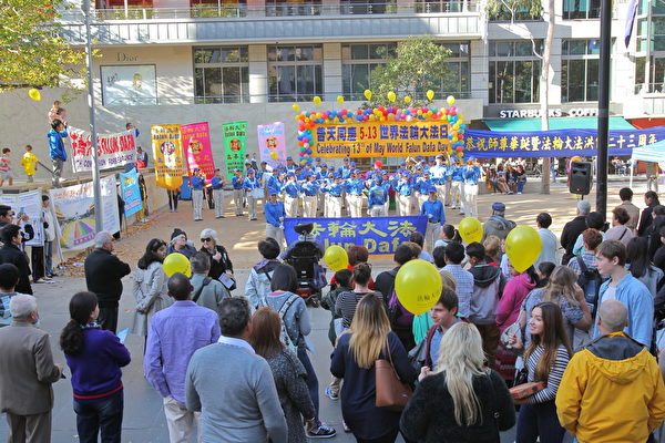 2015年5月3日，墨爾本大法弟子於市中心舉行集會慶祝世界法輪大法日,圖為天國樂團在表演，民眾駐足觀賞。（陳明/大紀元）