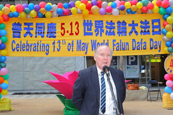 2015年5月3日，墨爾本大法弟子於市中心舉行集會慶祝世界法輪大法日,圖為澳洲全國公民委員會（NCC）主席彼得•韋斯特摩（Peter Westmore）先生做嘉賓發言。（陳明/大紀元）
