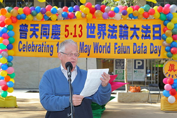 2015年5月3日，墨爾本大法弟子於市中心舉行集會慶祝世界法輪大法日,圖為澳民主工黨（Democratic Labor Party）維省副主席、聯邦財務秘書福拉德（Gerard Flood）先生在發言。（陳明/大紀元）