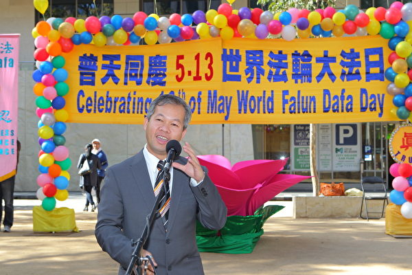 2015年5月3日，墨爾本大法弟子於市中心舉行集會慶祝世界世界法輪大法日,圖為越南維省社區主席主席阮本（Bon Nguyen）先生在演講。（陳明/大紀元）