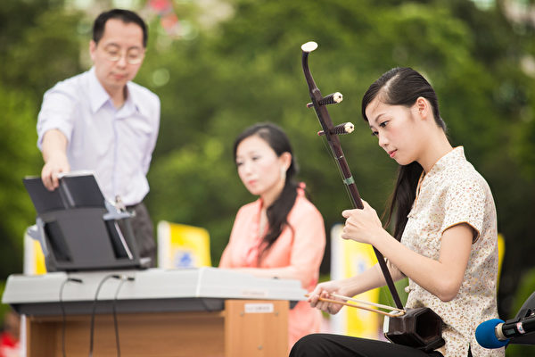 台湾国立国父纪念馆是陆客来台必到的观光景点，3日有约千余位台北部分法轮功学员，欢欣举办庆祝“513世界法轮大法日”活动。图为法轮大法学员表演钢琴、二胡合奏。（陈柏州/大纪元）