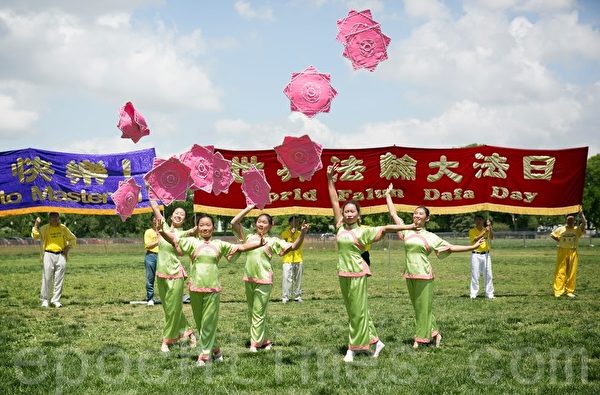 華府法輪功學員為慶祝5月13日世界法輪大法日進行文藝表演。（李莎/大紀元）
