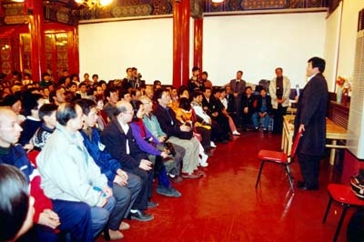 1996年11月2日，李洪志師父在北京法輪功國際法會上講法。北京地壇公園方澤軒。（明慧網）