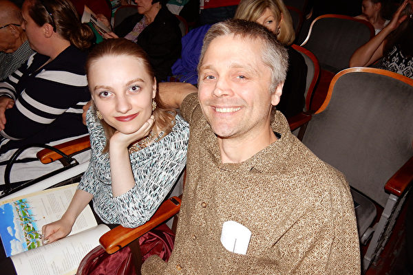 在木工工會工作的 Dan Suveruv和女兒 Jocelyn觀看了2015年5月9日下午神韻世界藝術團在費城瑪麗安劇院的演出。（肖捷/大紀元）