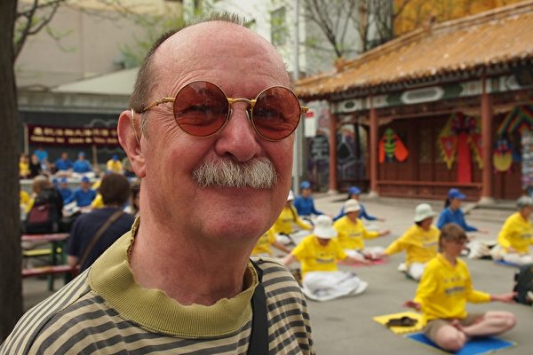 一位名叫Serge Duval的西人民众当天来到唐人街，看到法轮功的庆祝活动，他就被吸引着从始至终跟着游行队伍走。（Nathalie Dieul/大纪元） 