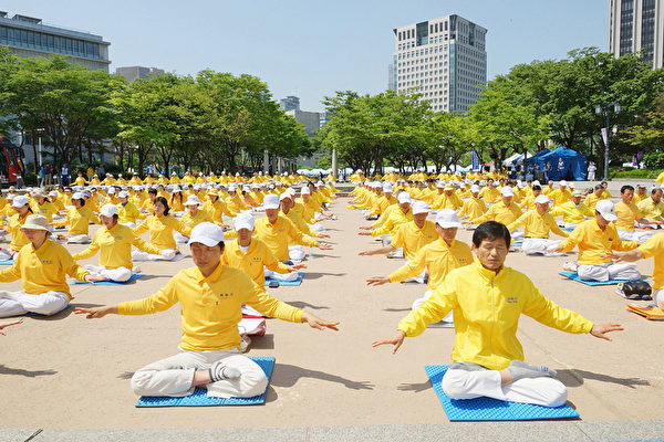 2015年5月10日，韓國慶祝第16屆「5.13世界法輪大法日」及法輪大法洪傳23週年。（金國煥/大紀元）                     
