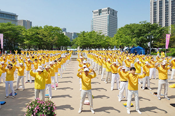 2015年5月10日，韓國慶祝第16屆「5.13世界法輪大法日」及法輪大法洪傳23週年。（金國煥/大紀元）                  