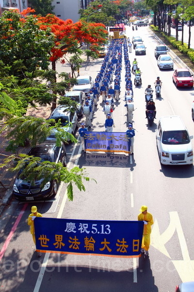 慶祝法輪大法日，台南踩街隊伍在天國樂團領軍下，撼動了台南東區街道。（賴友容／大紀元）