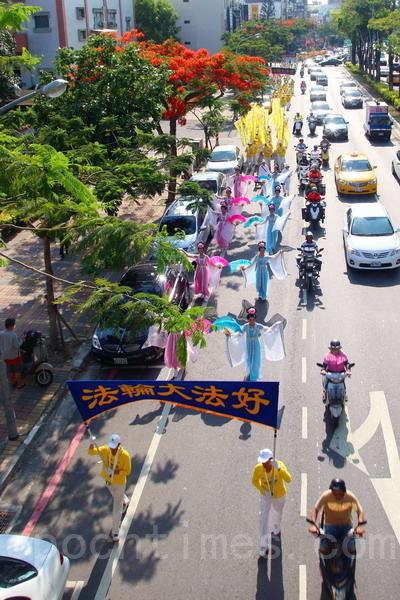 慶祝法輪大法日，台南踩街隊伍的仙女隊，翩翩飛舞傳遞大法美好。（賴友容／大紀元）