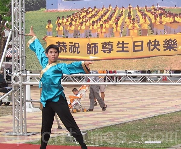 来自云林茑松艺术学校的法轮大法青年学子，表演中国古典舞。（简惠敏 /大纪元）