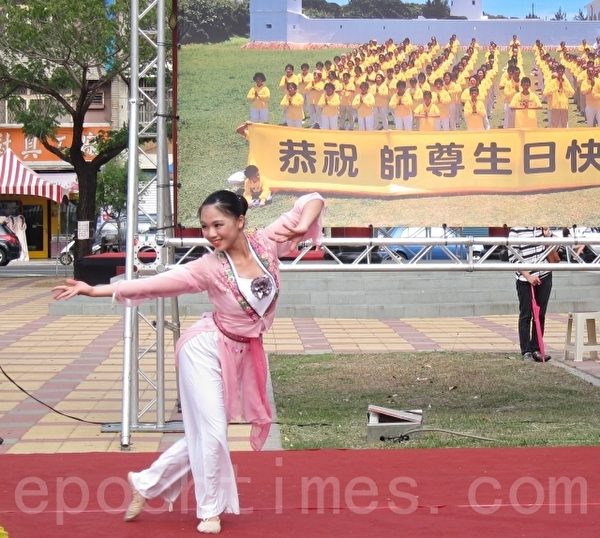 来自云林茑松艺术学校的法轮大法青年学子，表演中国古典舞。（简惠敏 /大纪元）