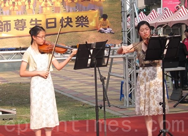 法轮大法青年学子表演小提琴演奏。（简惠敏 /大纪元）
