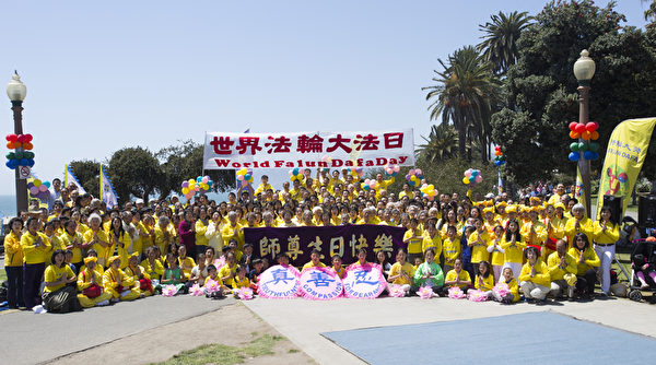 五月十日，來自大洛杉磯地區的數百名法輪功學員和家屬在聖莫妮卡碼頭隆重慶祝世界法輪大法日。（季媛／大紀元）
