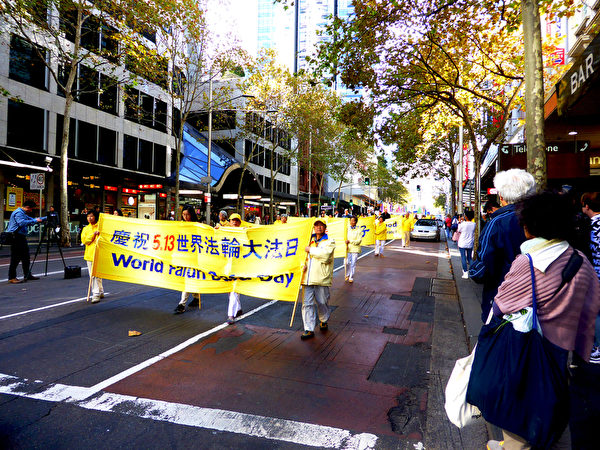 5月9日星期六，澳洲部份法輪功學員500多人齊聚悉尼遊行歡慶即將到來的「5.13世界法輪大法日」。(袁麗/大紀元)