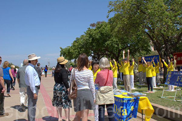 5月10日，加州聖地亞哥法輪功學員聚集在當地著名地標巴博亞公園（Balboa Park），慶祝5.13世界法輪大法日，並恭祝法輪功創始人李洪志先生64華誕。圖為學員們在做功法演示，吸引路人駐足。（楊婕／大紀元）