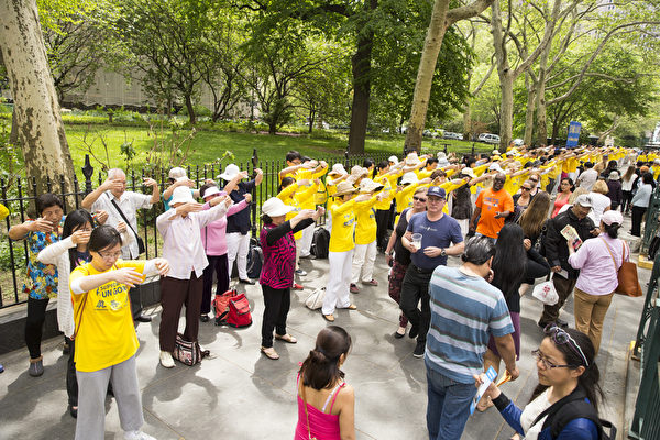 5月12日，法轮大法弟子纽约市政厅前举行新闻发布会及炼功。（戴兵／大纪元）