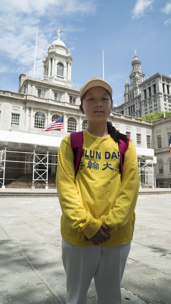 5月12日中午，世界各地提前到達紐約參加慶祝「世界法輪大法日」的系列活動的部分法輪功學員約六七百人在紐約市政廳門外煉功和派發真相傳單，不少途人駐足觀看和了解真相。來自台灣台南、今年只有10歲的小法輪功學員林法光說，她從出生就開始修煉了，因為她父母都是法輪功學員。（謝東延/大紀元）