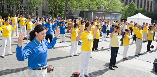5月13日，法轮功学员纽约富利广场（Foley Square）炼功。（马有志/大纪元）