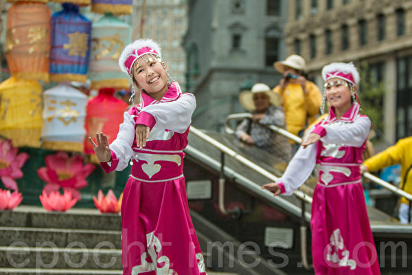 5月13日，法轮功学员在纽约富利广场演出庆祝第16届“世界法轮大法日”。图为加州飞天艺术学校的学生在表演蒙古舞。（马有志／大纪元）