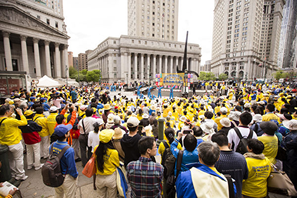 2015年5月13日，法輪功學員在紐約富利廣場演出慶祝第16屆「世界法輪大法日」（愛德華／大紀元）