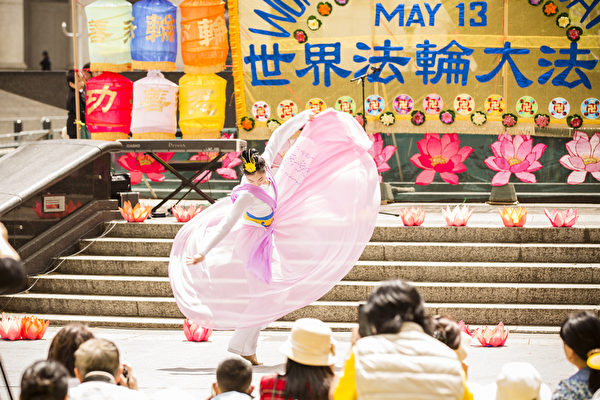 2015年5月13日，法輪功學員在紐約富利廣場演出慶祝第16屆「世界法輪大法日」（愛德華／大紀元）