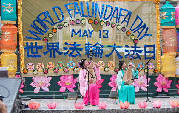 5月13日，法輪功學員在紐約富利廣場演出慶祝第16屆「世界法輪大法日」。（馬有志／大紀元）