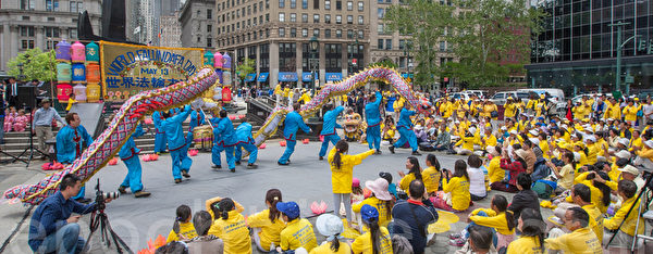 5月13日，法轮功学员在纽约富利广场演出庆祝第16届“世界法轮大法日”。（马有志／大纪元）