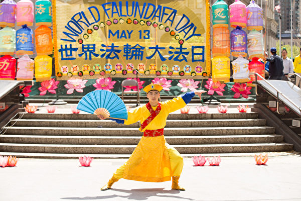 5月13日，法轮功学员在纽约富利广场演出庆祝第16届“世界法轮大法日”。图为加州飞天艺术学校学生在表演独舞“青年康熙”。（戴兵／大纪元）