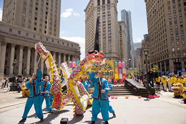 5月13日，法轮功学员在纽约富利广场演出庆祝第16届“世界法轮大法日”。（戴兵／大纪元）