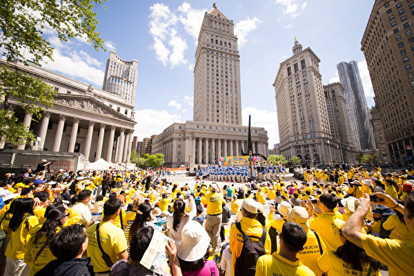 5月13日，法轮功学员在纽约富利广场演出庆祝第16届“世界法轮大法日”。（戴兵／大纪元）