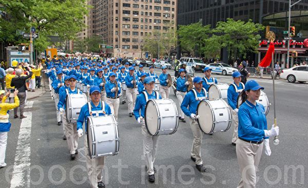 2015年5月15日，8千多法轮功学员在纽约举行游行，声援2亿中国人三退。图为游行第一方阵“天国乐团”。（马有志／大纪元）