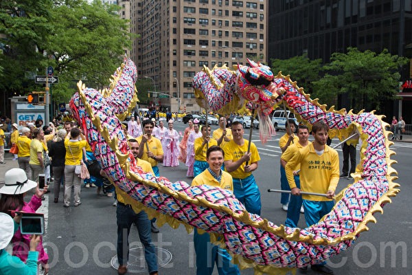 2015年5月15日，8千多法轮功学员在纽约举行游行，声援2亿中国人三退。图为游行第一方阵“法轮大法好”－舞龙。（马有志／大纪元）