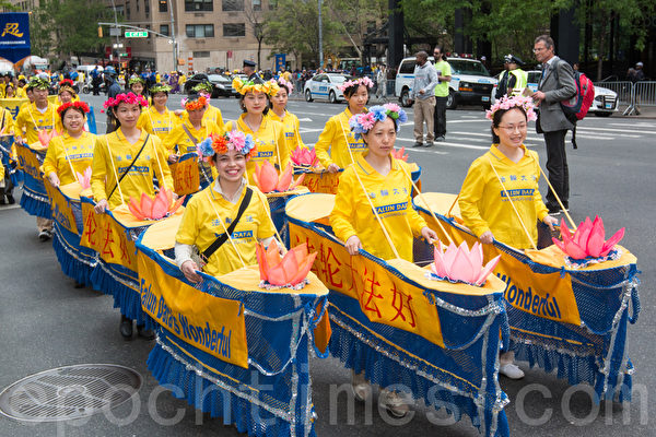 2015年5月15日，8千多法轮功学员在纽约举行游行，声援2亿中国人三退。图为游行第一方阵“法轮大法好”－法船。（马有志／大纪元）