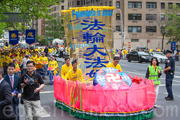 5月15日，8千多法轮功学员在纽约举行游行，声援2亿中国人三退。图为游行第一方阵“法轮大法好”。（马有志／大纪元）