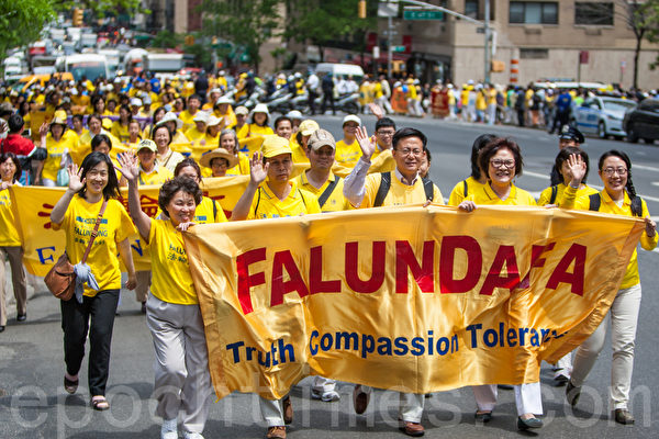 5月15日，8千多法轮功学员在纽约举行游行，声援2亿中国人三退。图为游行第一方阵“法轮大法好”。（马有志／大纪元）