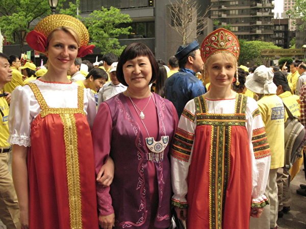 法伊娜女士（中）和另两位来自俄罗斯的法轮功学员参加了2015年“法轮大法日”纽约大游行。（张小清/大纪元）