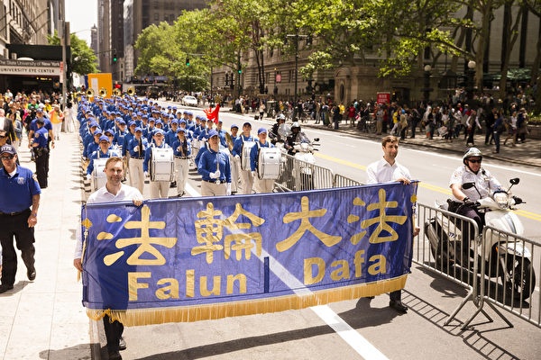 5月15日，八千多名来自全世界50多个国家200多个地区的部分法轮功学员齐聚纽约市曼哈顿，沿着纽约中心42街，举行声势浩大的游行。图为游行第一方阵“法轮大法好”－天国乐团。（爱德华／大纪元）