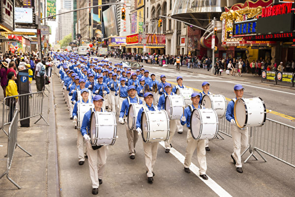 5月15日，八千多名來自全世界50多個國家200多個地區的部分法輪功學員齊聚紐約市曼哈頓，沿著紐約中心42街，舉行聲勢浩大的遊行。圖為遊行第一方陣「法輪大法好」－天國樂團。（愛德華／大紀元）