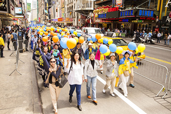 5月15日，八千多名來自全世界50多個國家200多個地區的部分法輪功學員齊聚紐約市曼哈頓，沿著紐約中心42街，舉行聲勢浩大的遊行。圖為遊行第一方陣「法輪大法好」。（愛德華／大紀元）