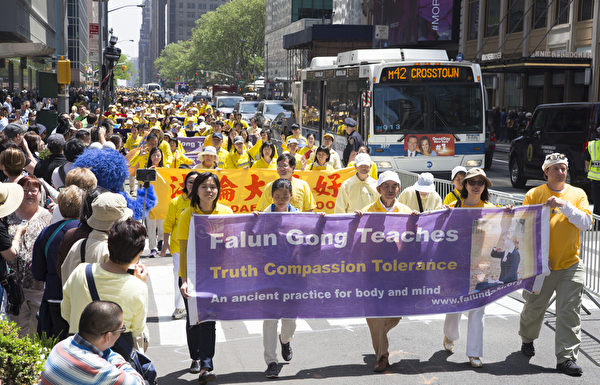 5月15日，8千多名來自全世界50多個國家200多個地區的部分法輪功學員齊聚紐約市曼哈頓，沿著紐約中心42街，舉行聲勢浩大的遊行。圖為遊行第一方陣「法輪大法好」。（季媛／大紀元）