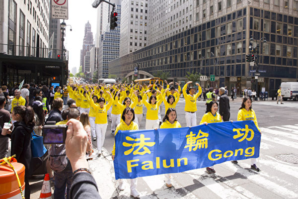 5月15日，8千多名来自全世界50多个国家200多个地区的部分法轮功学员齐聚纽约市曼哈顿，沿着纽约中心42街，举行声势浩大的游行。（艾文／大纪元）