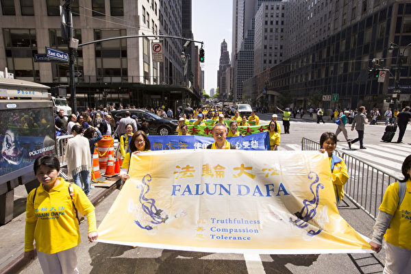 5月15日，8千多名来自全世界50多个国家200多个地区的部分法轮功学员齐聚纽约市曼哈顿，沿着纽约中心42街，举行声势浩大的游行。图为游行第二方阵“停止迫害法轮功”。（艾文／大纪元）