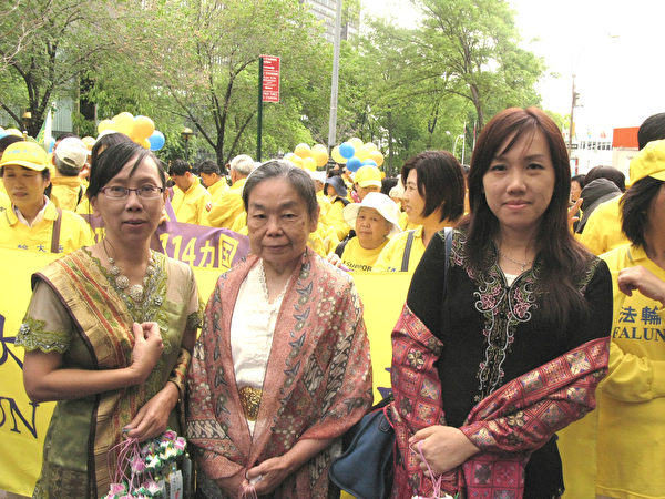 何玲（右）和参加2015年“世界法轮大法日”大游行的部分印尼法轮功学员。（张小清/大纪元）