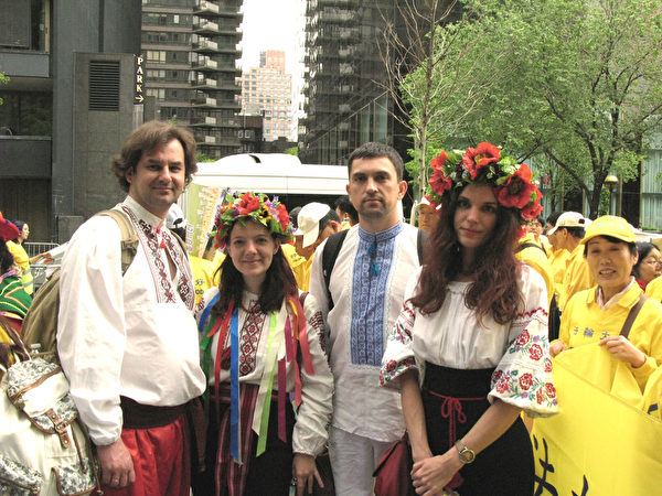 2015年“世界法轮大法日”大游行开始前，来自乌克兰的部分法轮功学员在联合国总部前的小公园内合影。右一、右二分别为蒂蒂亚娜和阿尔乔姆。（张小清/大纪元）