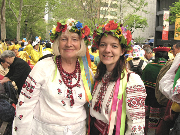 来自乌克兰基辅的两位法轮功学员，左为柳德米拉。（张小清/大纪元）
