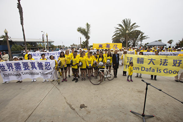 来自五大洲的青少年组成“骑向自由”(Ride to Freedom) 单车队，为营救法轮功学员的遗孤横穿美国。(季媛/大纪元)